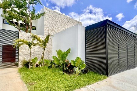 Casa en venta en Dzitya Merida de 3 recamaras mas estudio con alberca
